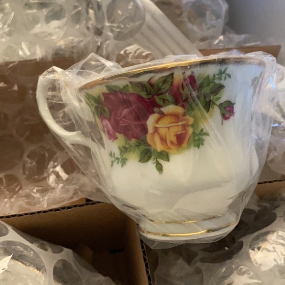 Royal Albert Old Country Roses 9 Piece Teaset - Picture 5 of 7